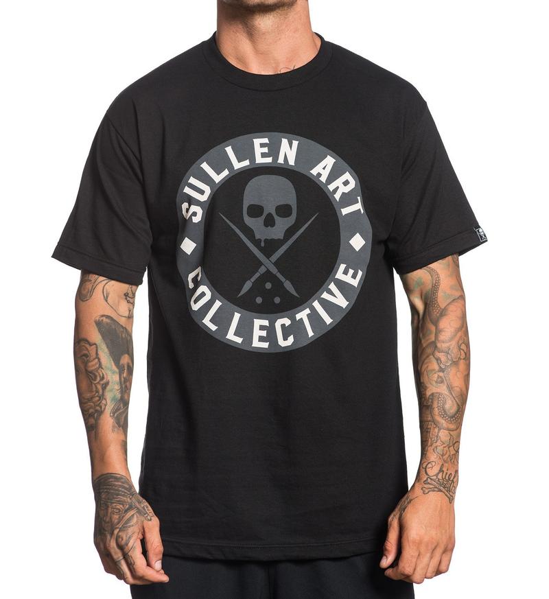 EVERYDAY BADGE BLACK STANDARD TEE